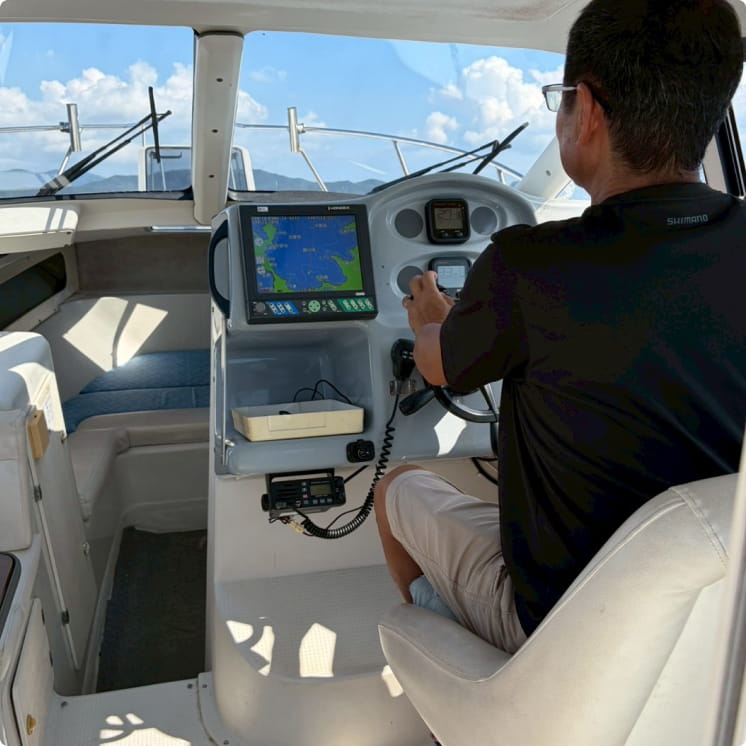 船長の背に、静かな波音。