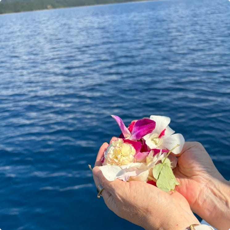 花びらと祈り、海へそっと。