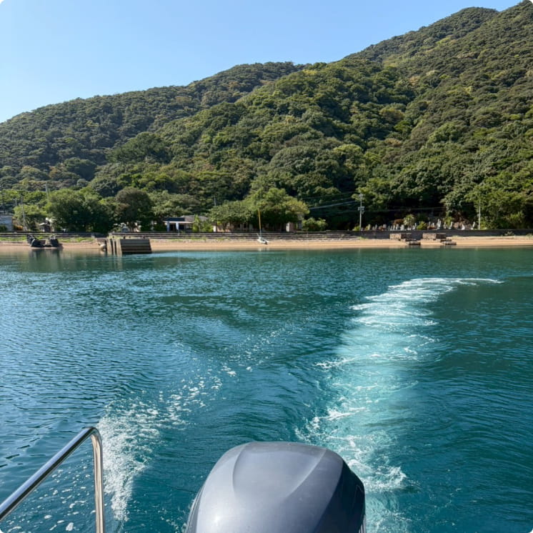 きらめく航跡、島へ続く道。