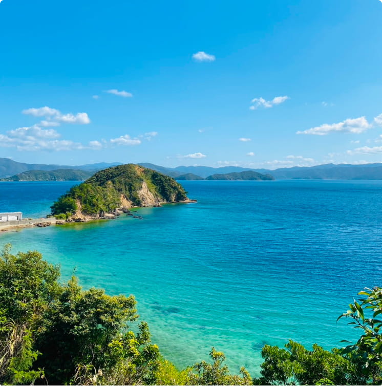 島を包むエメラルドの海。