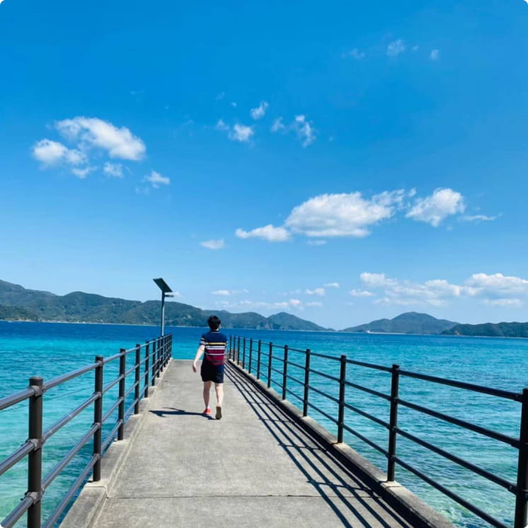 桟橋の先に広がる青い世界。