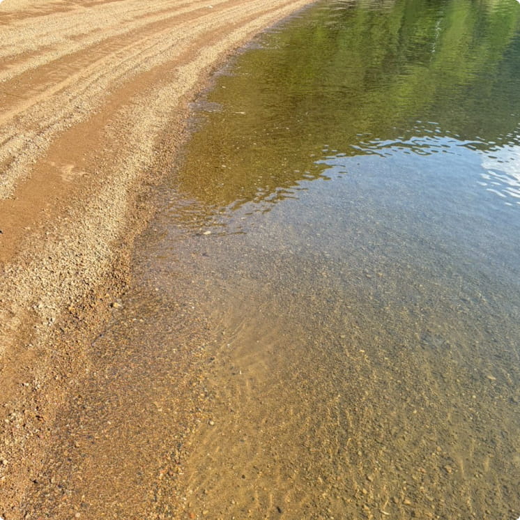 砂浜をなでる、やさしい波音。