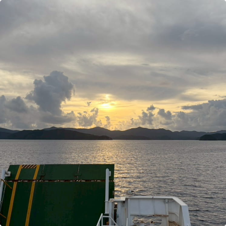 夕陽が海を染めるひととき。