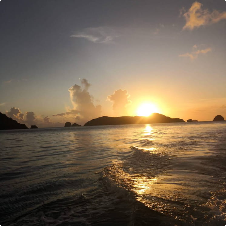 陽が沈み、海は金色に。